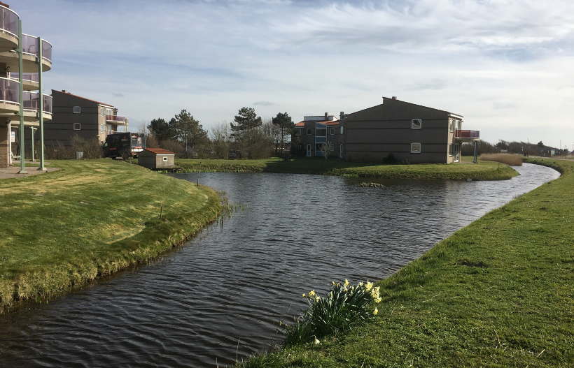 Foto Wassergracht in grüner Wiese vor der Residence Juliana