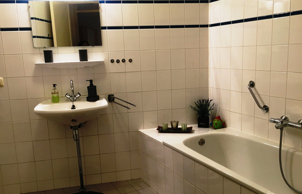 Foto Bad mit Badewanne und Handwaschbecken