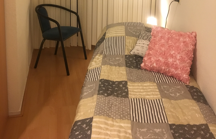 Foto Einezlbett im Schlafzimmer