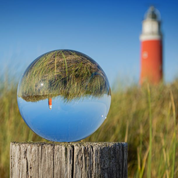 Foto Düne mit Gras und Leuchtturm