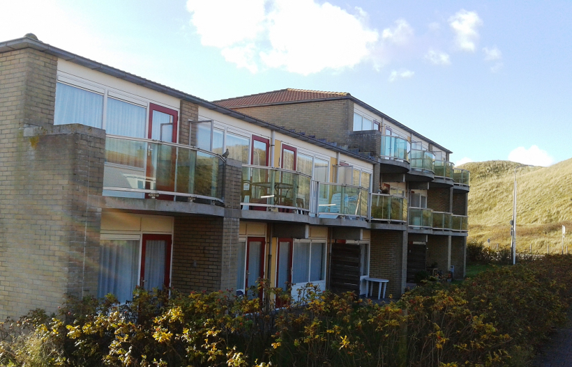 Foto Beach Appartement mit Terrassen und Balkonen im Hintergrund die Dünen